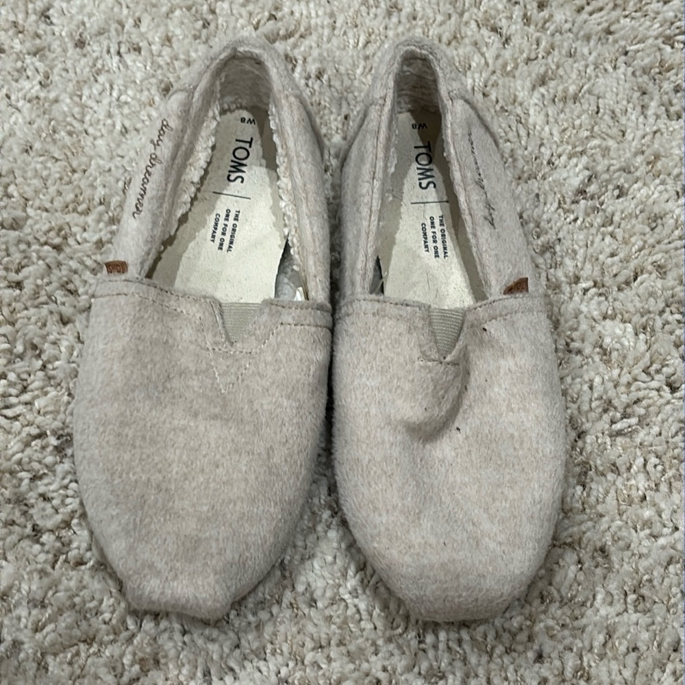 Toms Size 8 wool/fuzzy interior shoes